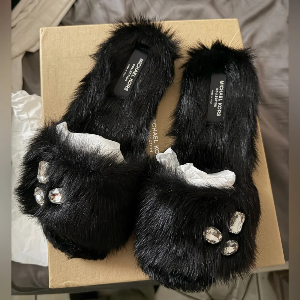 🆕 Michael Kors COLLECTION Black Fur Slippers - Picture 2 of 4